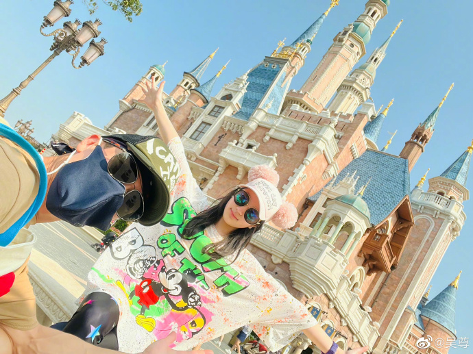 吴尊刘畊宏两家人同游迪士尼 儿女都是大长腿
