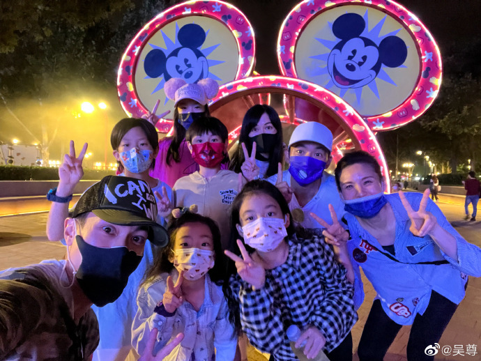 吴尊刘畊宏两家人同游迪士尼 儿女都是大长腿