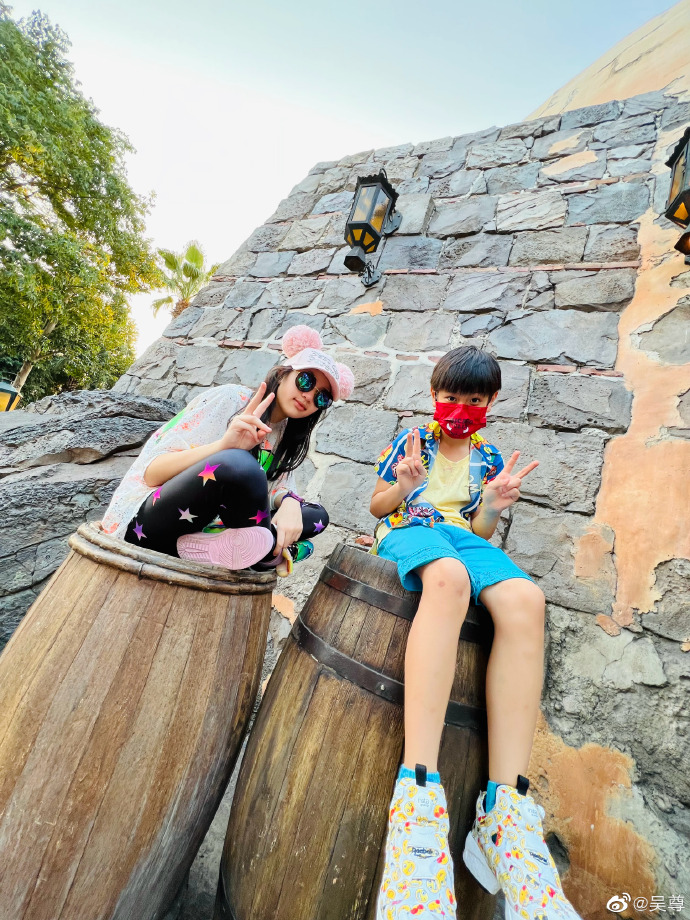 吴尊刘畊宏两家人同游迪士尼 儿女都是大长腿