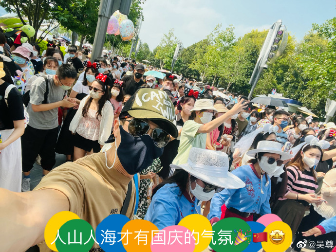 吴尊刘畊宏两家人同游迪士尼 儿女都是大长腿