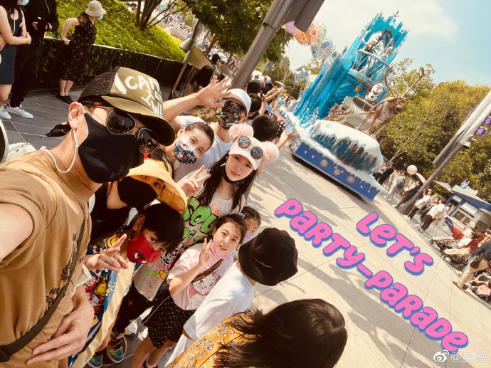 吴尊刘畊宏两家人同游迪士尼 儿女都是大长腿