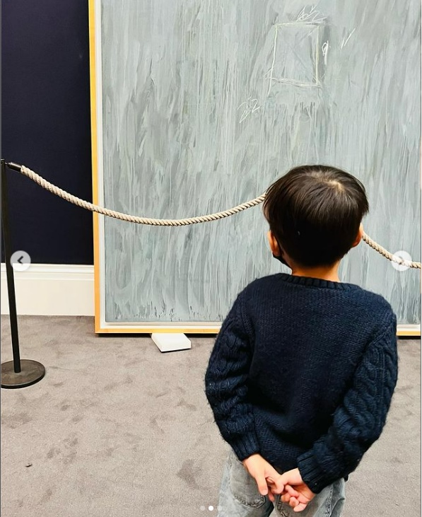 周杰伦携儿游英探问好介绍 粉丝跪求“伦敦演唱会呢”？	