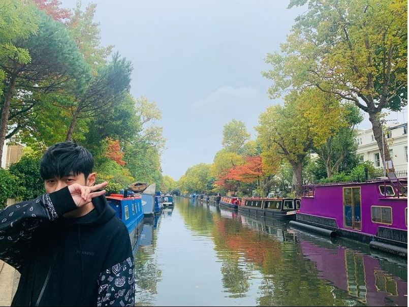 周杰伦携儿游英探问好介绍 粉丝跪求“伦敦演唱会呢”？	