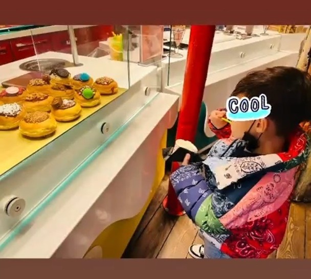 周杰伦携儿游英探问好介绍 粉丝跪求“伦敦演唱会呢”？	