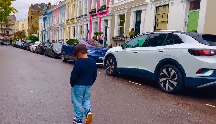 周杰伦晒5岁儿漫步街头帅样　骄傲“有其父必有其子”	