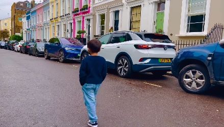 周杰伦晒5岁儿漫步街头帅样　骄傲“有其父必有其子”	