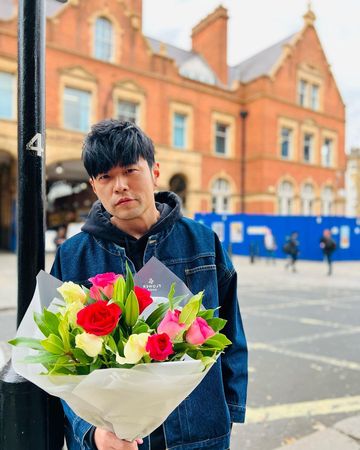 周杰伦晒5岁儿漫步街头帅样　骄傲“有其父必有其子”	