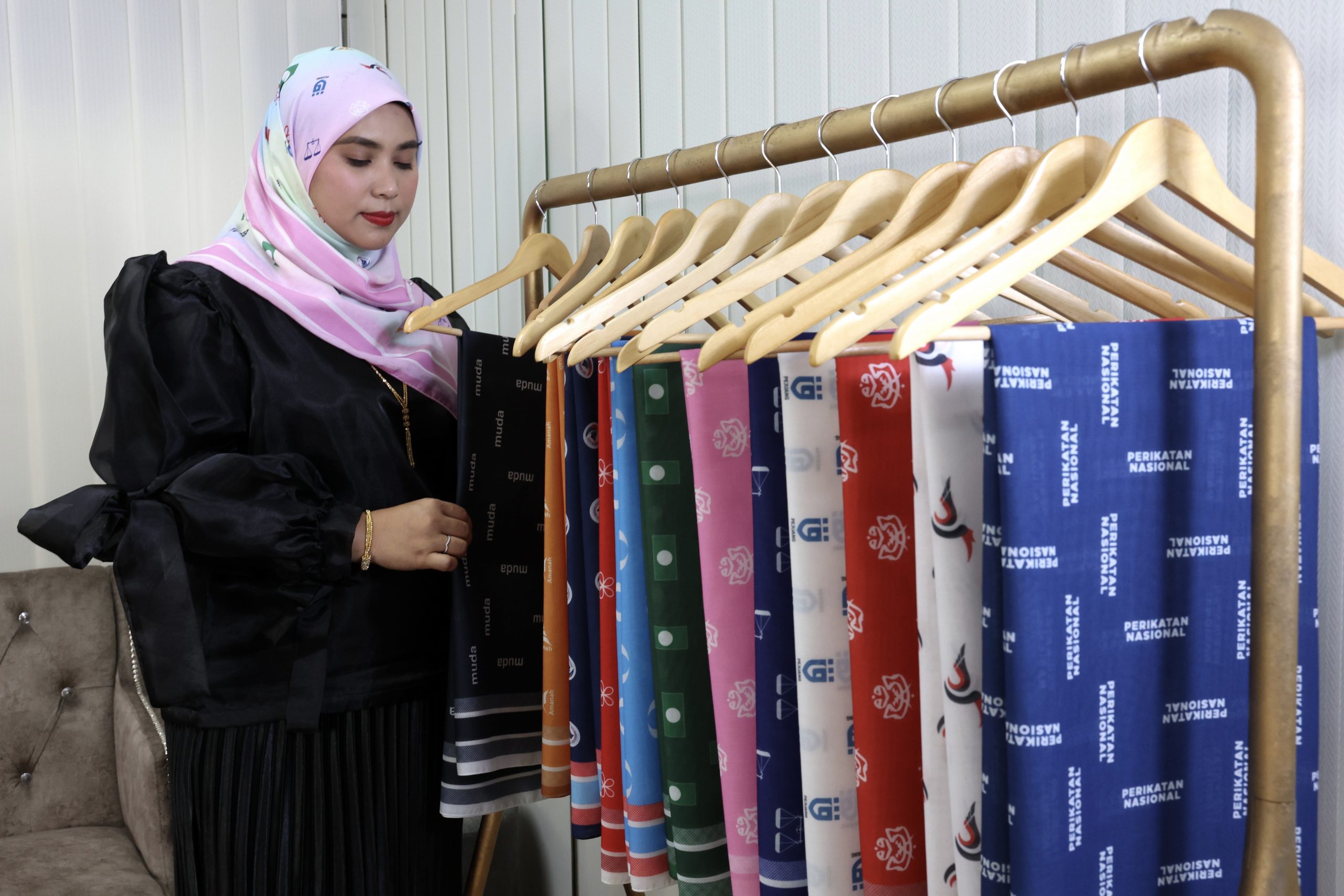 商家捉紧大选商机·推出政党标志头巾 大受欢迎