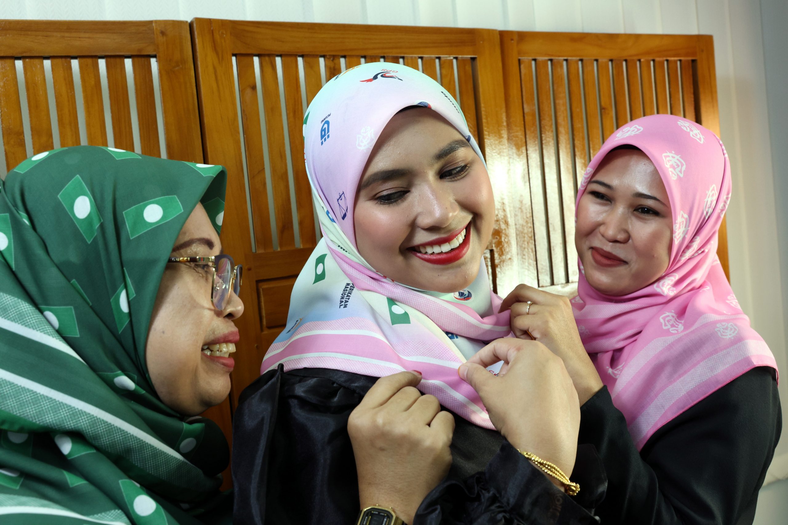 商家捉紧大选商机·推出政党标志头巾 大受欢迎