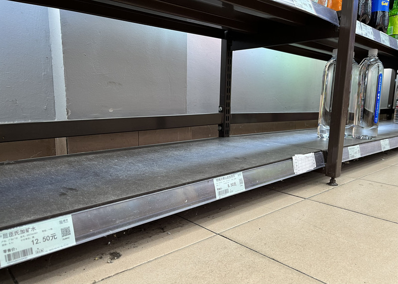 图与文)爆限水传言沪民纷抢水 官方深夜辟谣