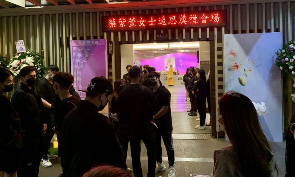 在台遇害少女蔡紫萱台北举办告别式·现场师长及好友唉戚