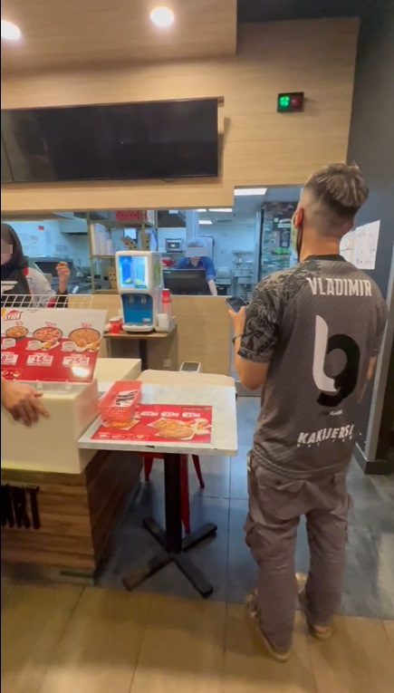 外卖披萨3小时没到 气得上门骂!店员解释:送错地址 经理放假