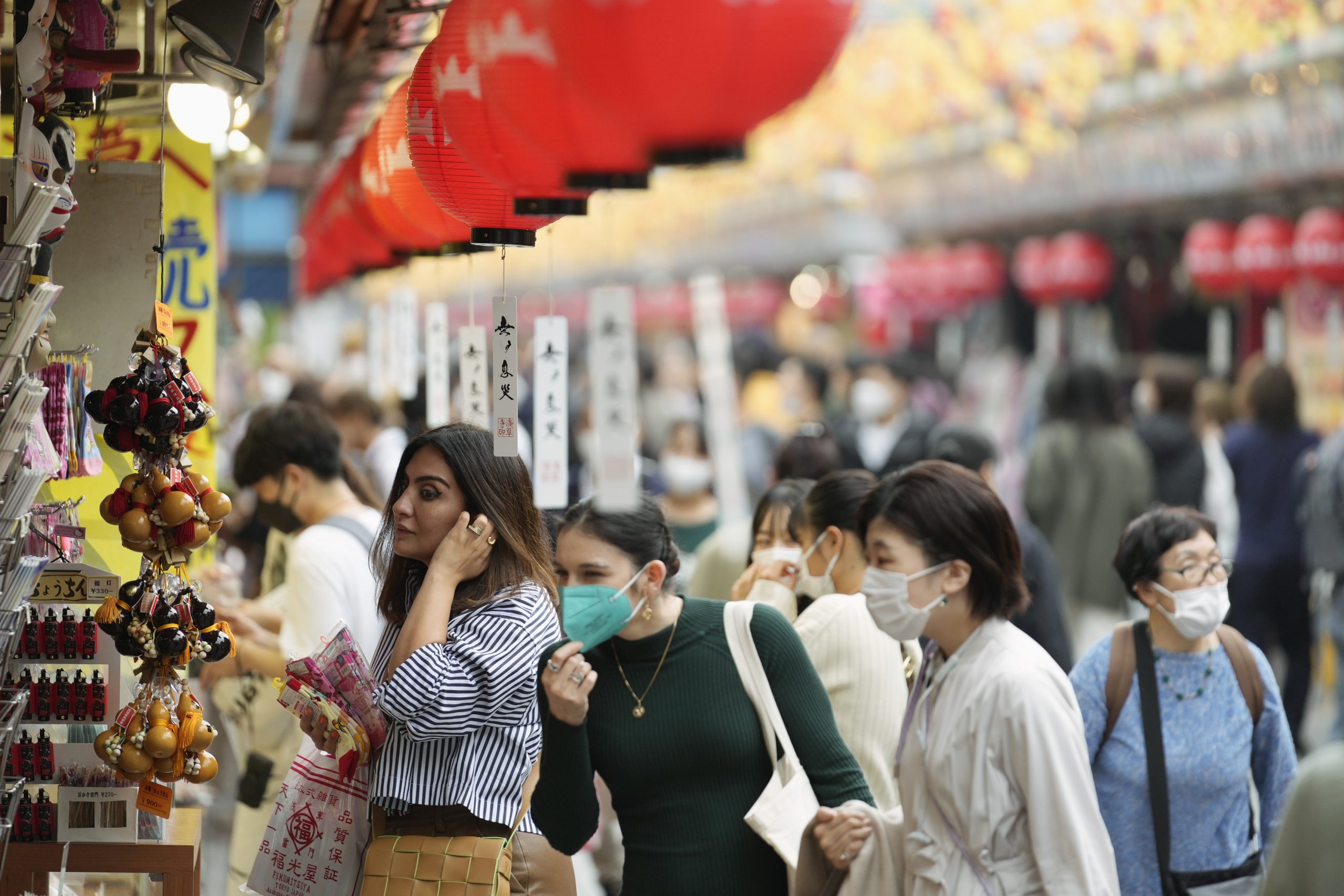 外国游客趁日圆狂贬疯买高价免税品 商家: 少了中国游客 购买力仍有限