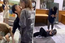 大学迎新玩口对口传水 无视疫情升温 校方称已惩处