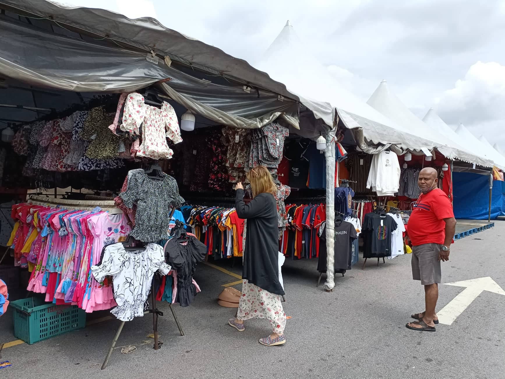 大都会3:合法临时市集,挡店阻街占车位