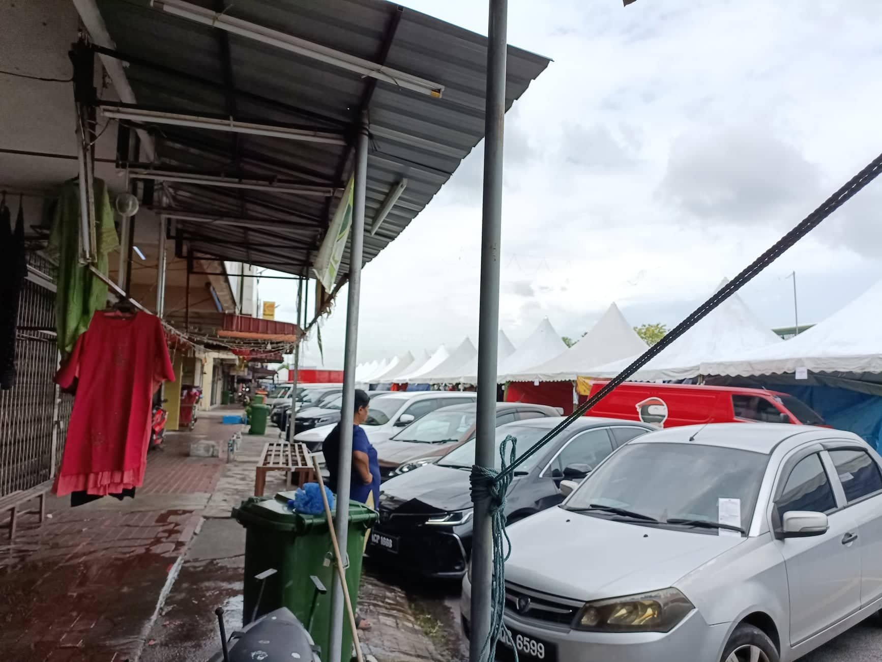 大都会3:合法临时市集,挡店阻街占车位