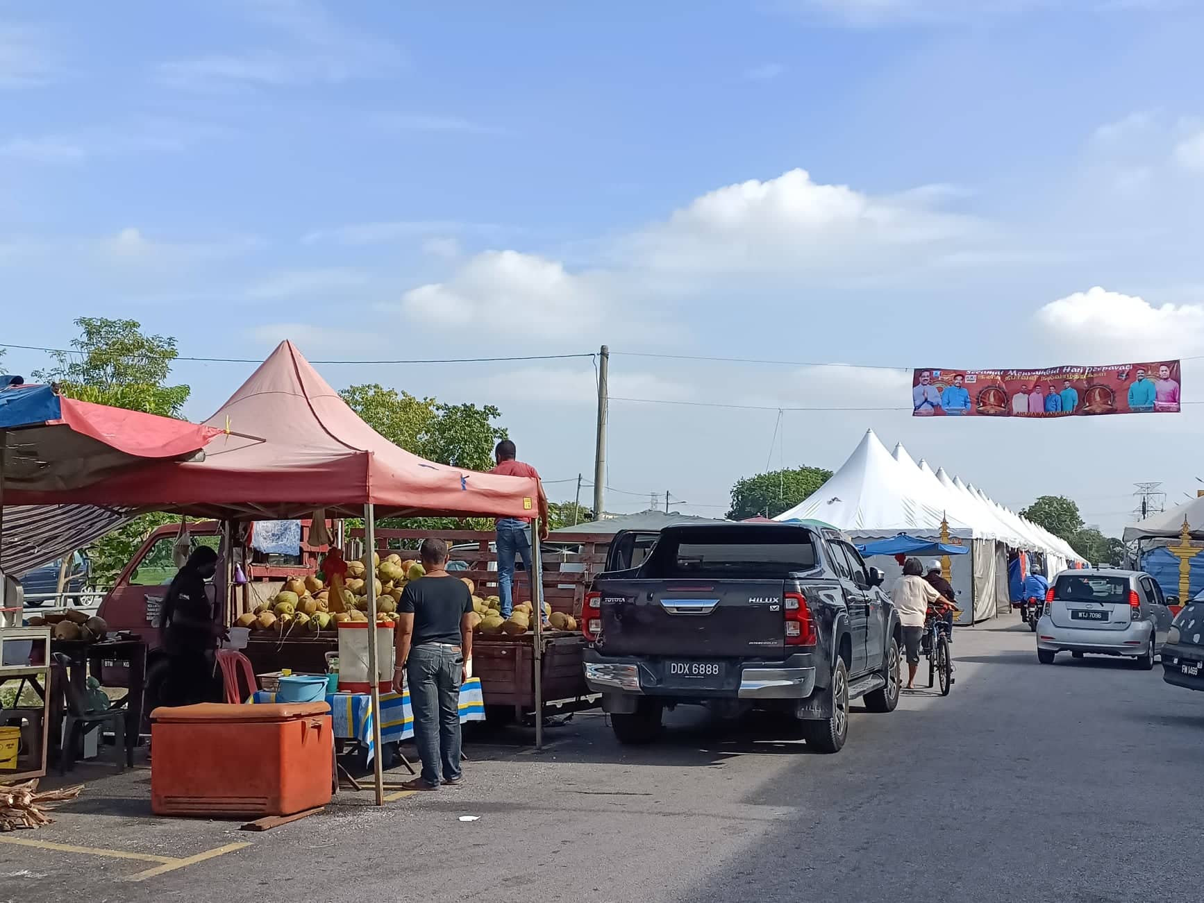 大都会3:合法临时市集,挡店阻街占车位