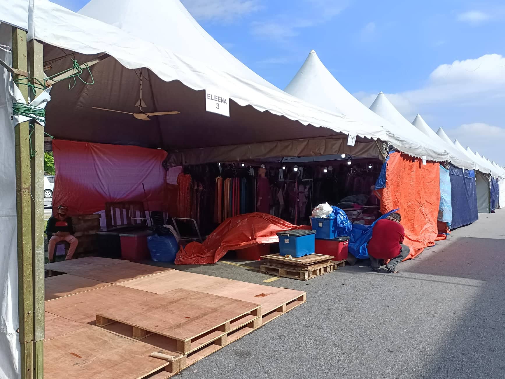 大都会3:合法临时市集,挡店阻街占车位