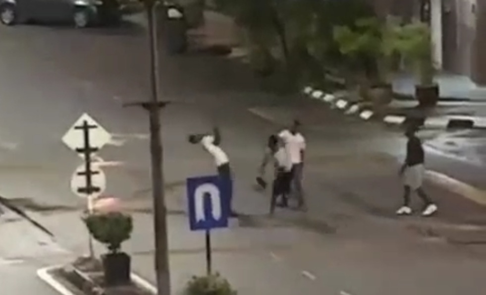 大都会:两大汉马路上围殴另一男子连连中击不支倒地