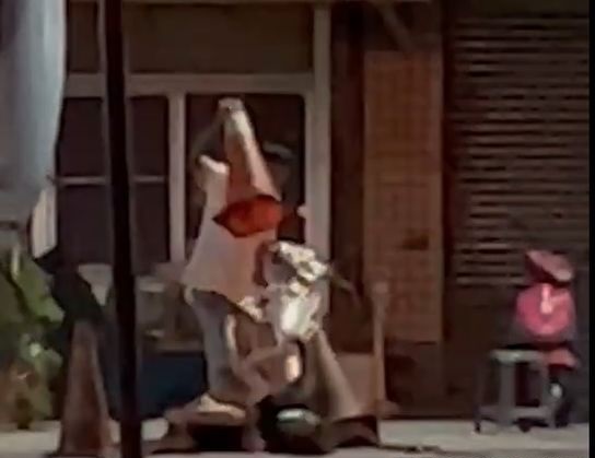 女友不陪吃面先买豆花 恐怖男友搬三角锥狂砸