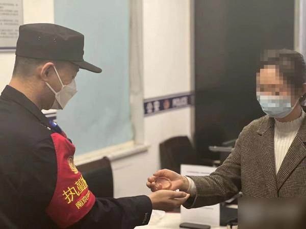 女子大意丢失22万手镯 地铁警往近4000公里接力找回