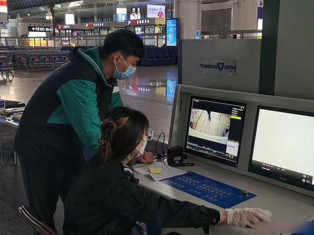 女子大意丢失22万手镯 地铁警往近4000公里接力找回