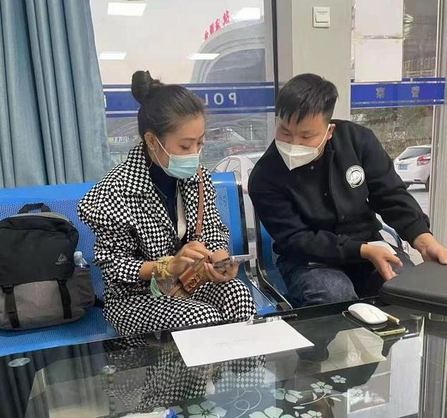 女子大意丢失22万手镯 地铁警往近4000公里接力找回