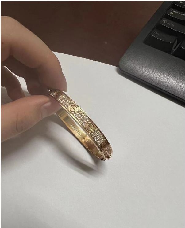 女子大意丢失22万手镯 地铁警往近4000公里接力找回