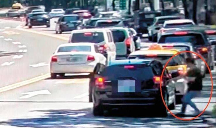 女星当街遇劫抢匪遭诉 实际年龄意外曝光