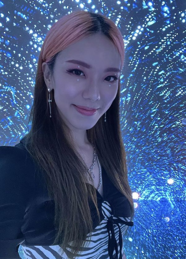 女歌手飞美禁食禁如厕口罩戴13小时 网批防疫过度