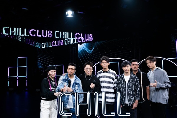 女歌手飞美禁食禁如厕口罩戴13小时 网批防疫过度