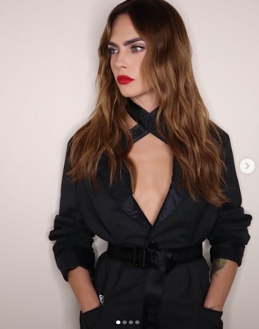 好友卡拉被狗仔追拍 玛歌罗比跳车保命爆争执 