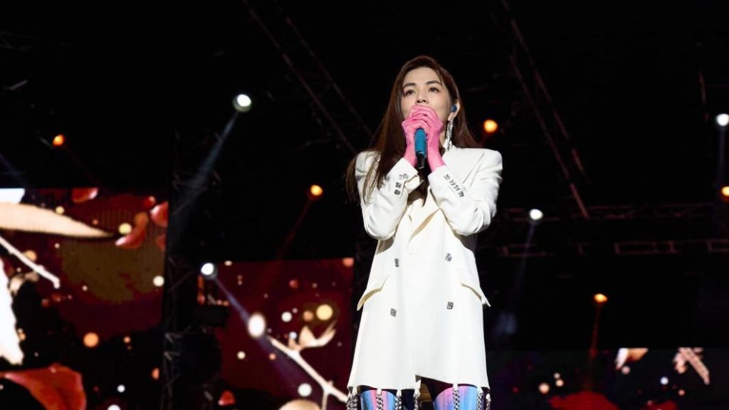 妈妈留言“小祯不是人妖吧”惹议 Ella道歉:我非常愤怒