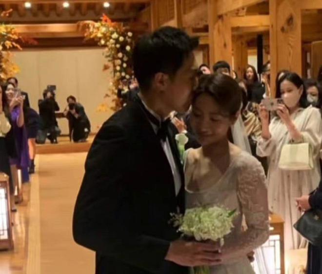 孙艺真现身好友婚礼  正面孕肚照首曝光