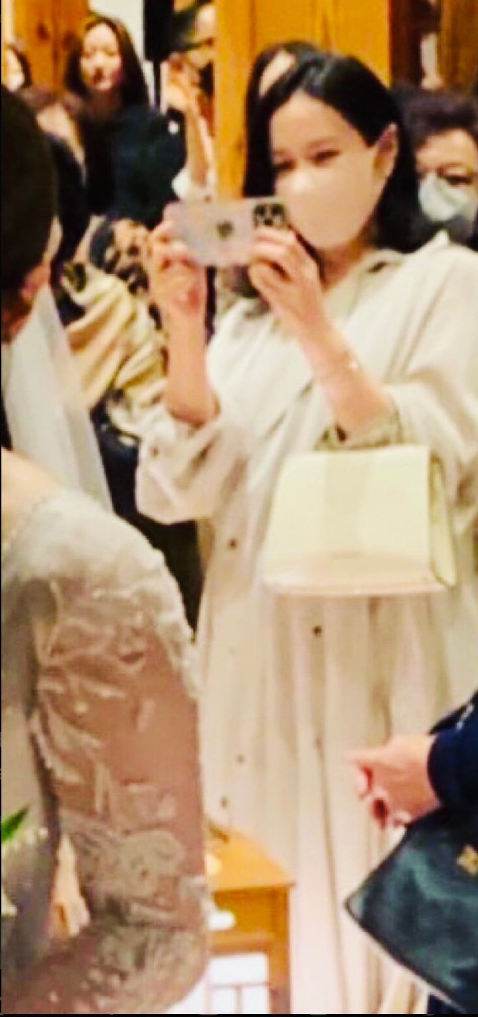 孙艺真现身好友婚礼  正面孕肚照首曝光