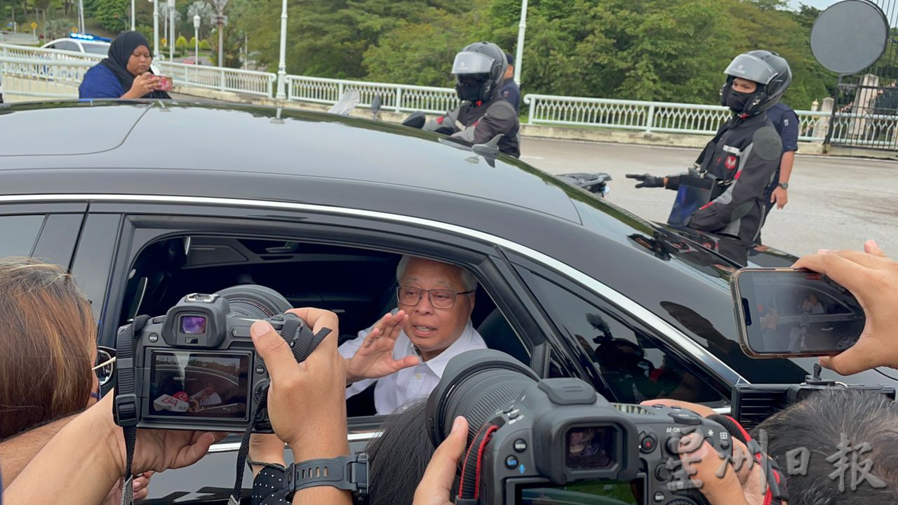   宣布解散后离开首相署  依斯迈：“我要去巫统会议了” 