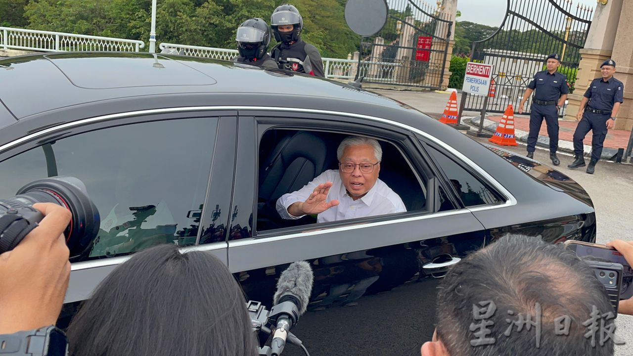   宣布解散后离开首相署  依斯迈：“我要去巫统会议了” 