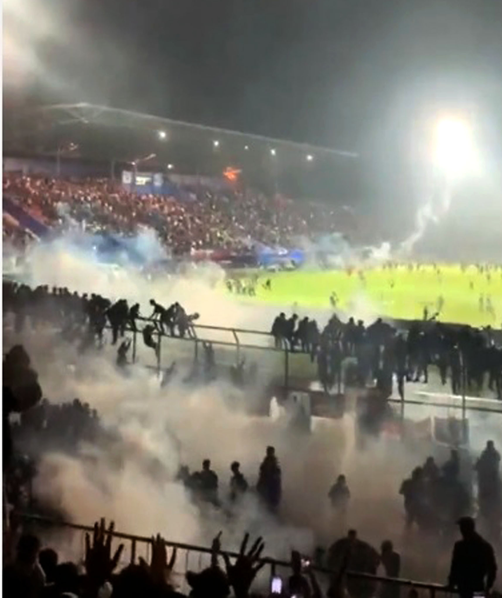 封面文∕(交全国封面)印尼联赛大暴乱