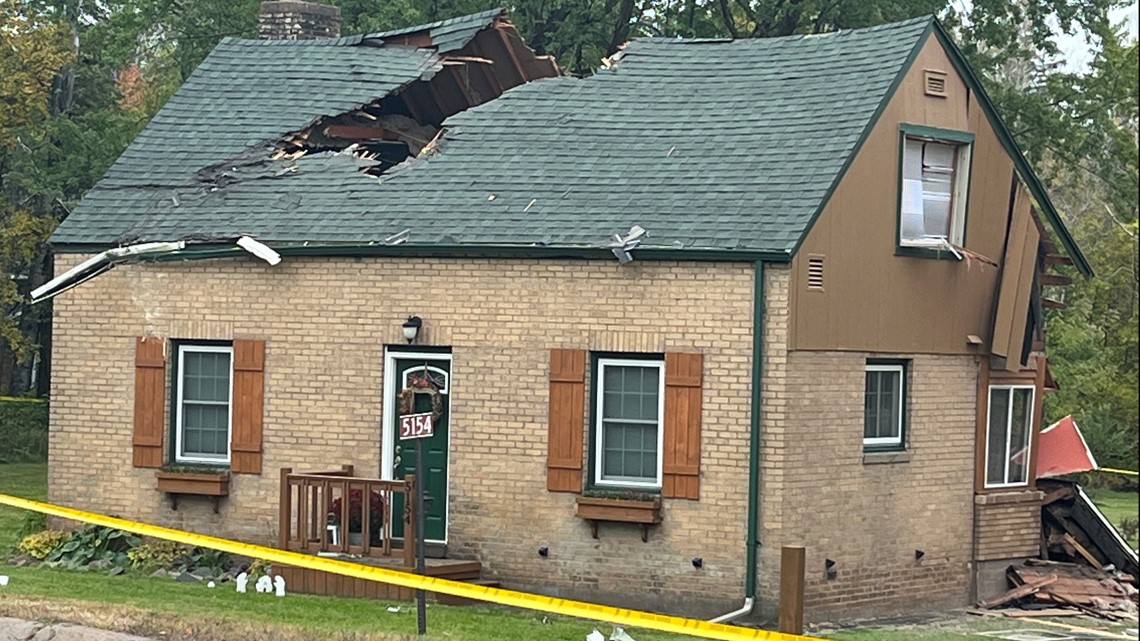 小飞机撞进民宅 夫妻睡梦中惊醒“床边有飞机轮” 机上3人全死亡