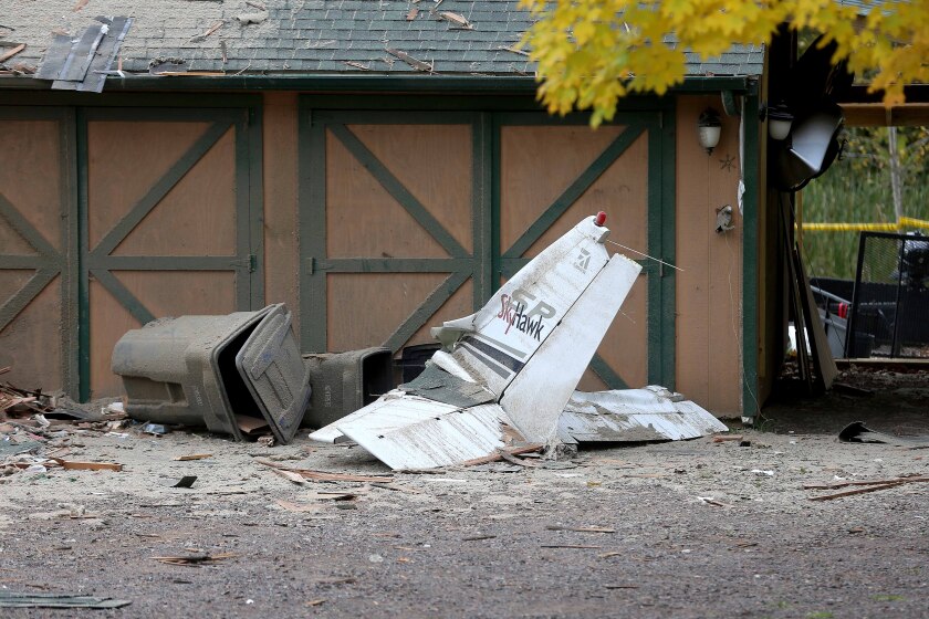 小飞机撞进民宅 夫妻睡梦中惊醒“床边有飞机轮” 机上3人全死亡