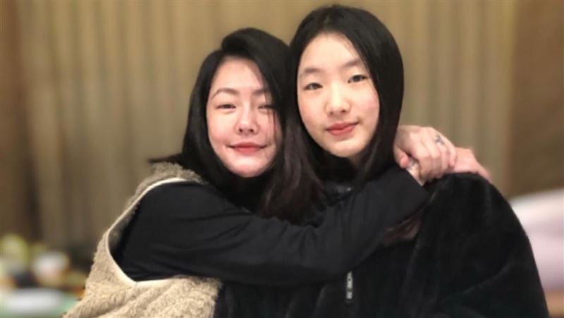 小S大女儿口含蛞蝓 诡异神情惊悚吓人