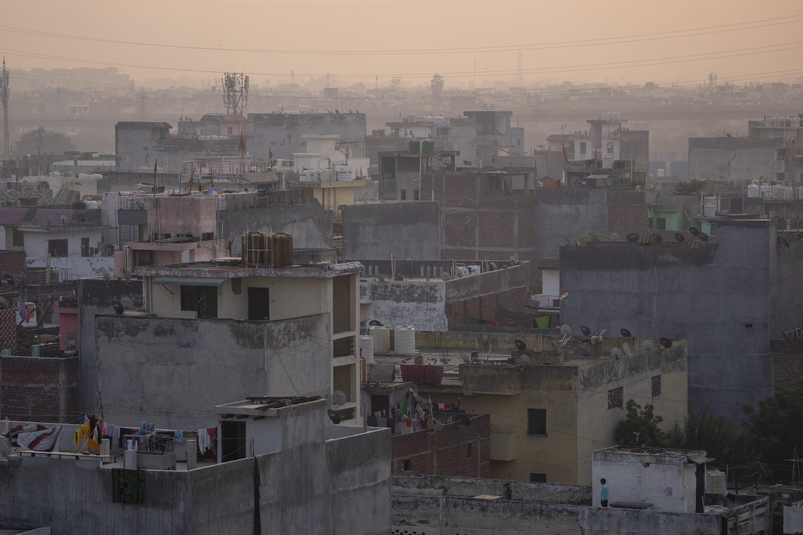 屠妖节狂烧烟花爆竹欢庆 印度首都毒烟笼罩