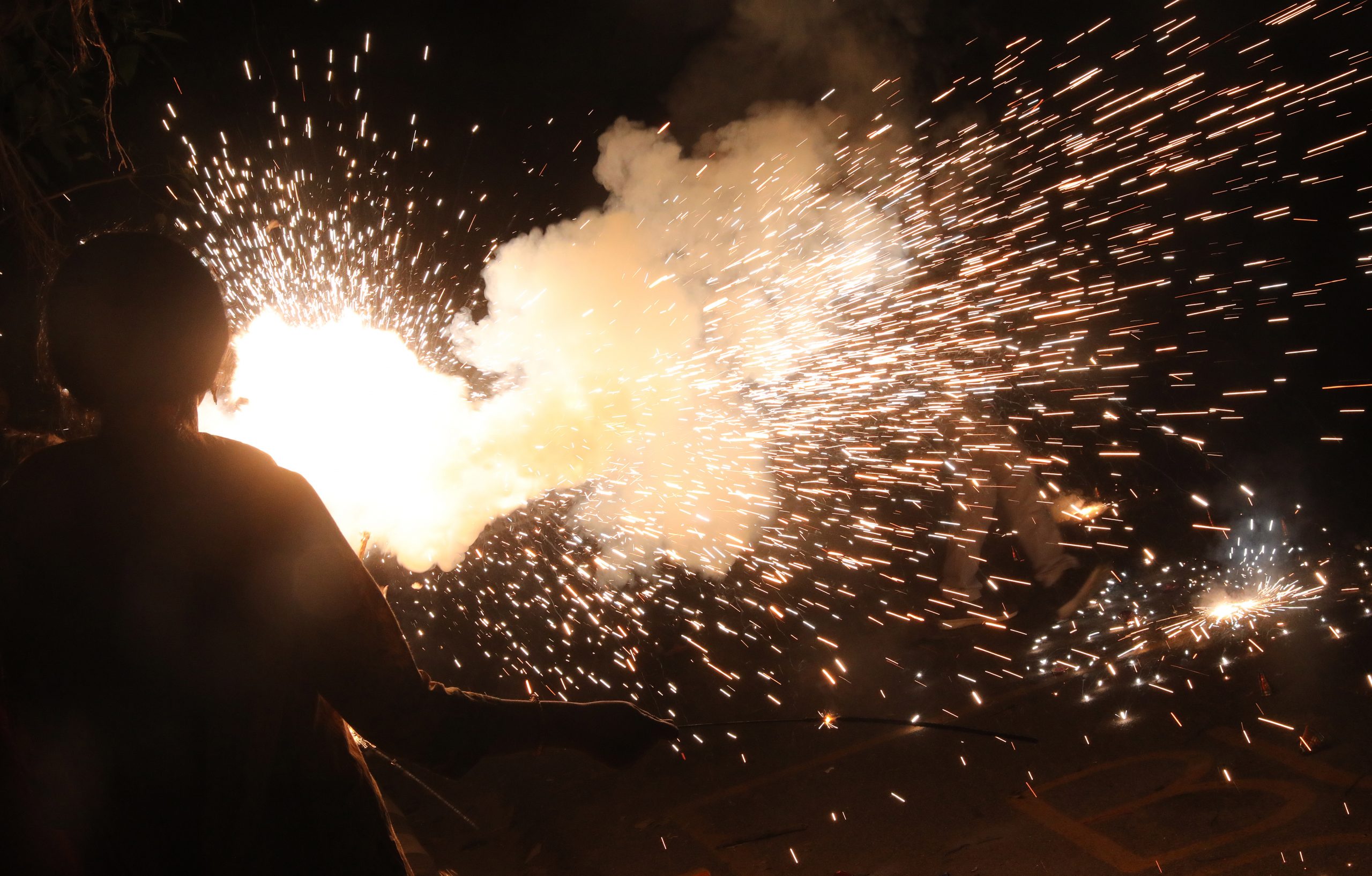 屠妖节狂烧烟花爆竹欢庆 印度首都毒烟笼罩
