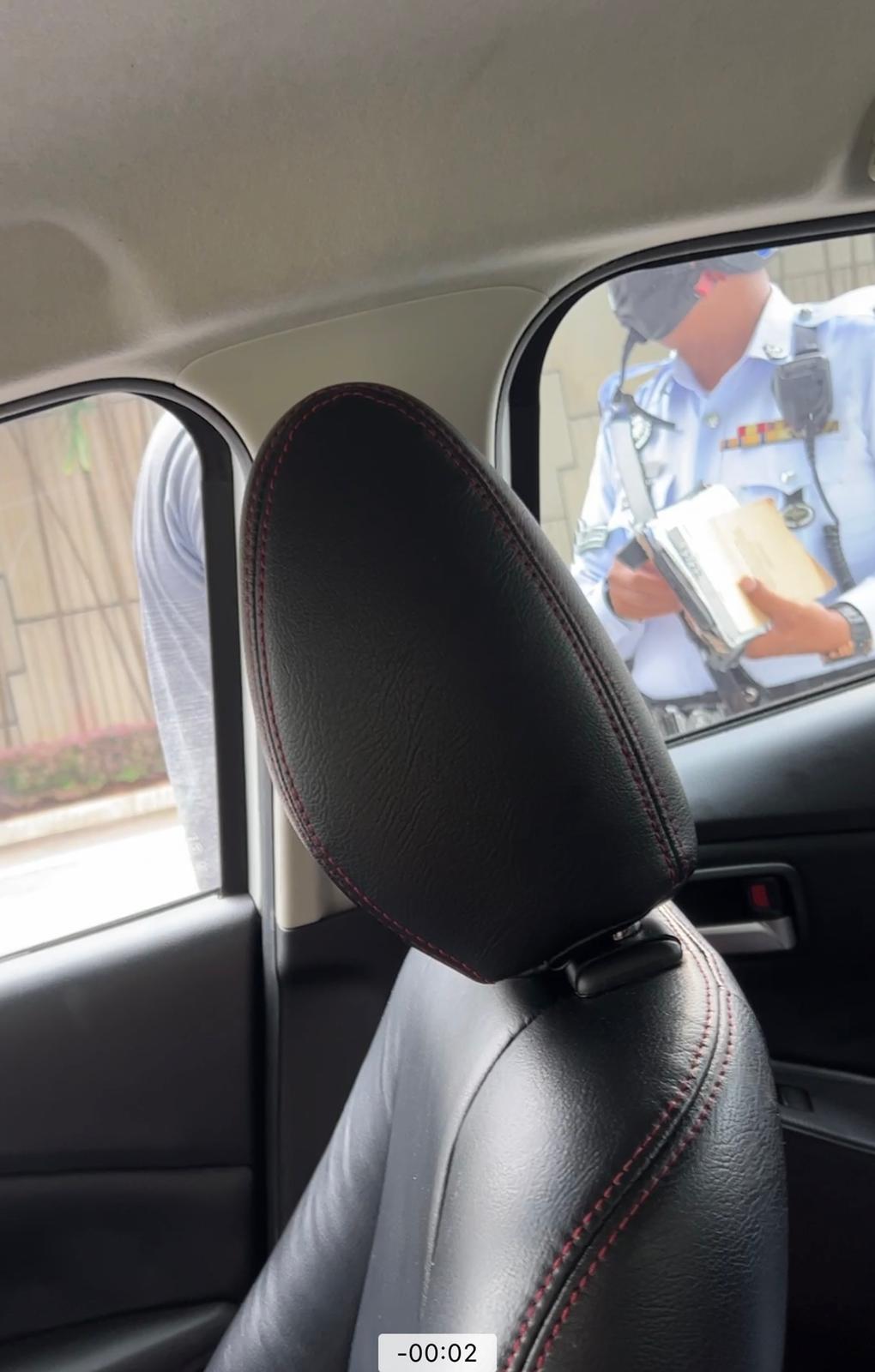 **已签发**全国:★独家:狮城客访新山被指闯红灯,交警要索500令吉“罚款”;柔警长火速锁定交警身份调离岗位做调查