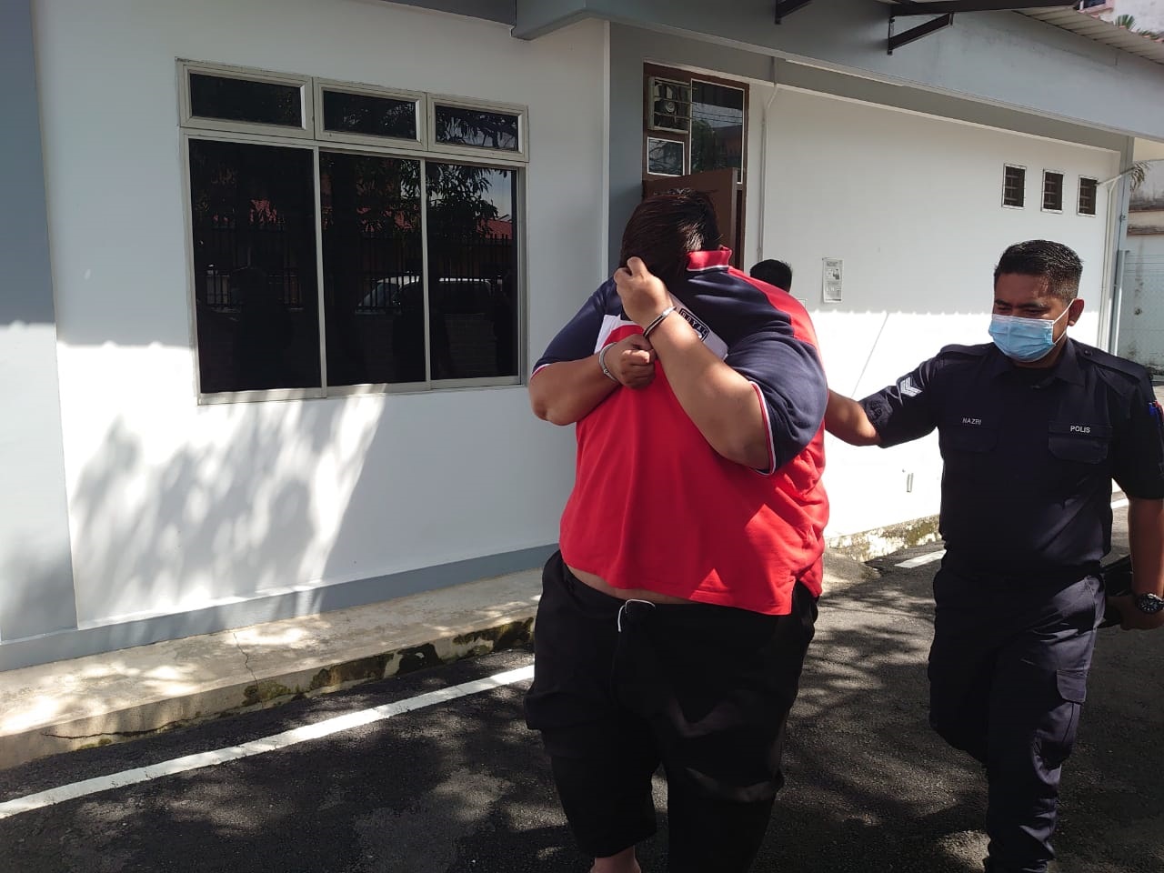 **已签发**柔:前银行金融服务顾问涉滥用及欺骗顾客逾60万,面对2控状