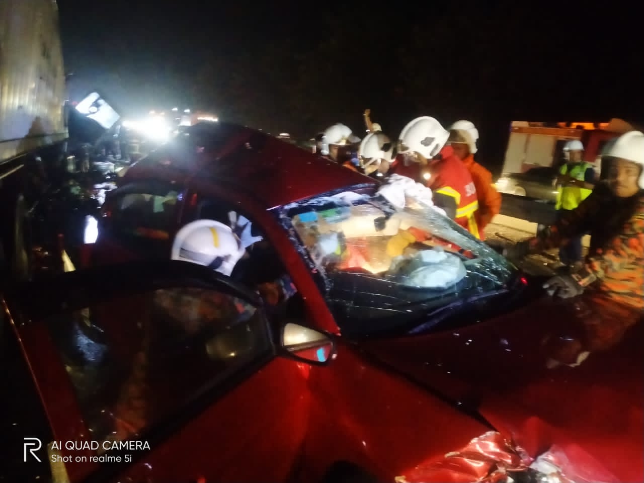 南北大道车祸涉2罗里3轿车,1华女夹毙,车龙长逾10公里