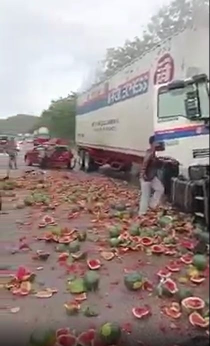 南北大道车祸涉2罗里3轿车,1华女夹毙,车龙长逾10公里