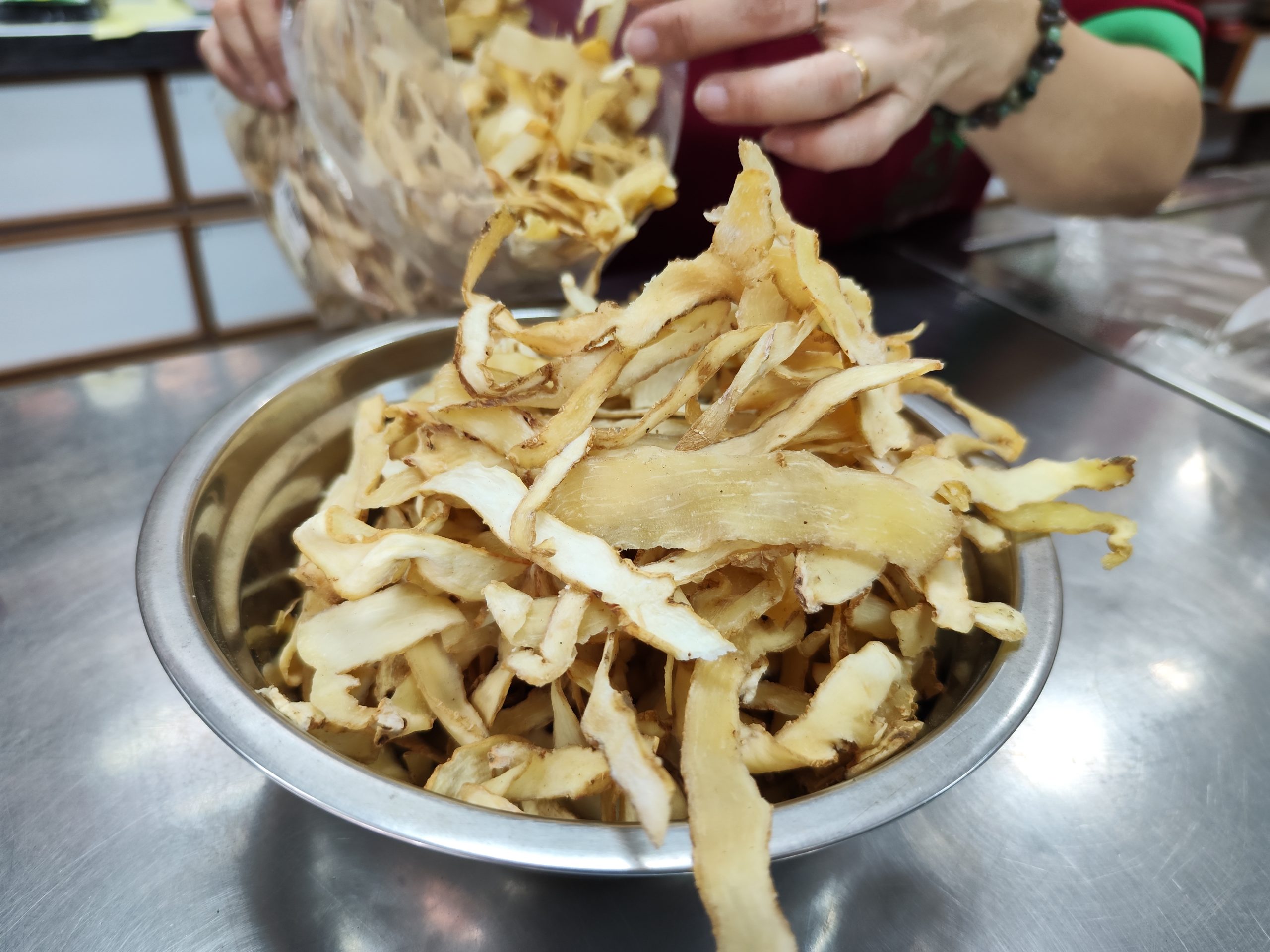 **已签发**柔：封底：【特稿】：受中国冠病清零、马币贬值等影响，进口中药持续飙涨