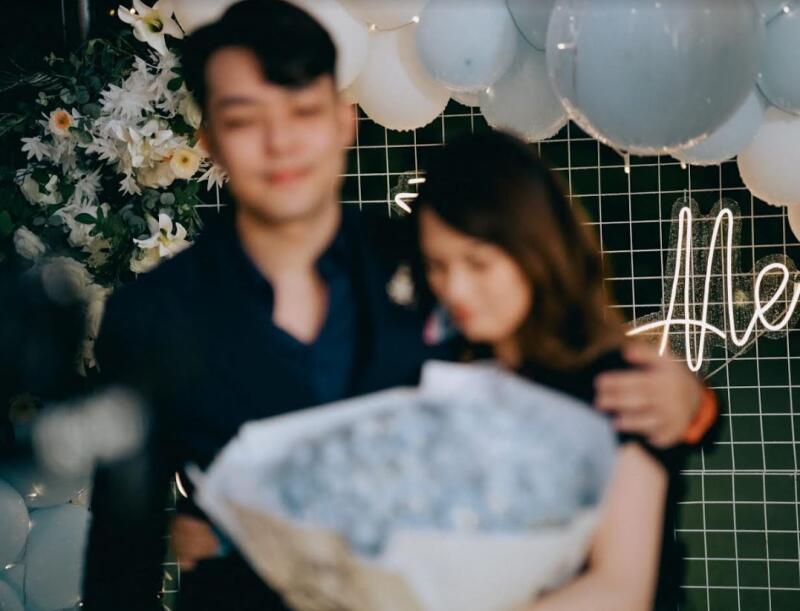 **已签发**柔:狮城二三事:头条:幕后人男友蓝玫瑰求婚,怀孕6个月胡佳琪含泪点头