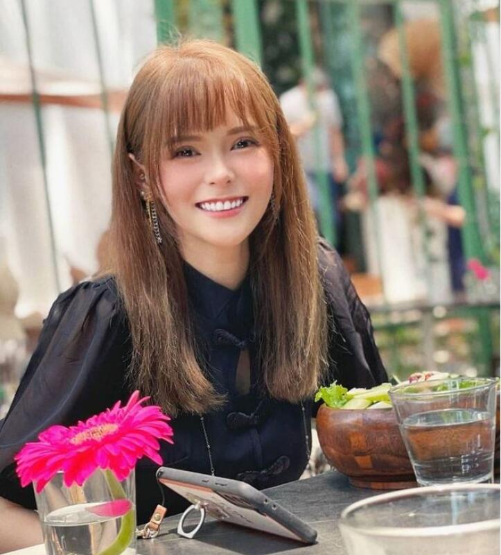 **已签发**柔:狮城二三事:头条:幕后人男友蓝玫瑰求婚,怀孕6个月胡佳琪含泪点头